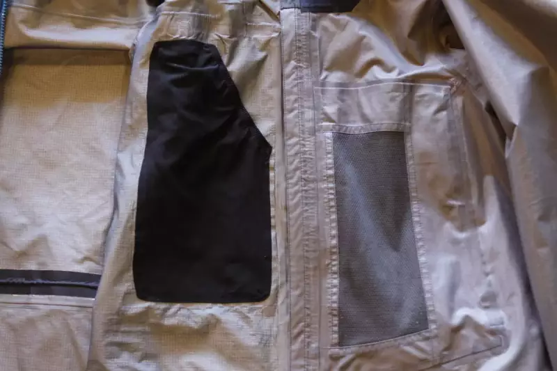 ハードシェルの内側に施された大型ポケット