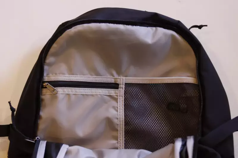 パタゴニアのザック Uの字でジッパーが開き