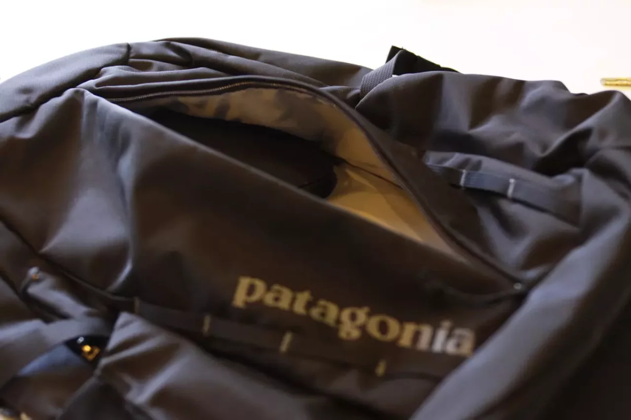 パタゴニアのザック フロントポケットは縦方向に開くジッパー