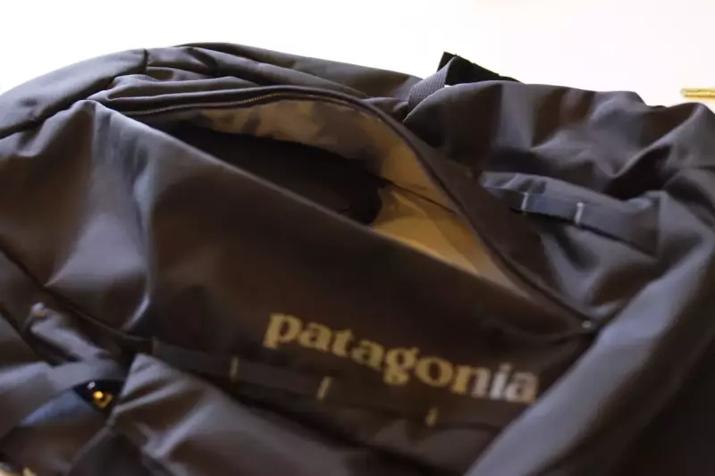 パタゴニアのザック フロントポケットは縦方向に開くジッパー