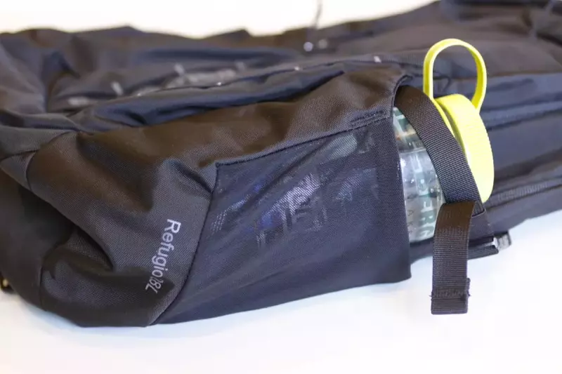 パタゴニアのザック 左右側面に配置されたメッシュポケット