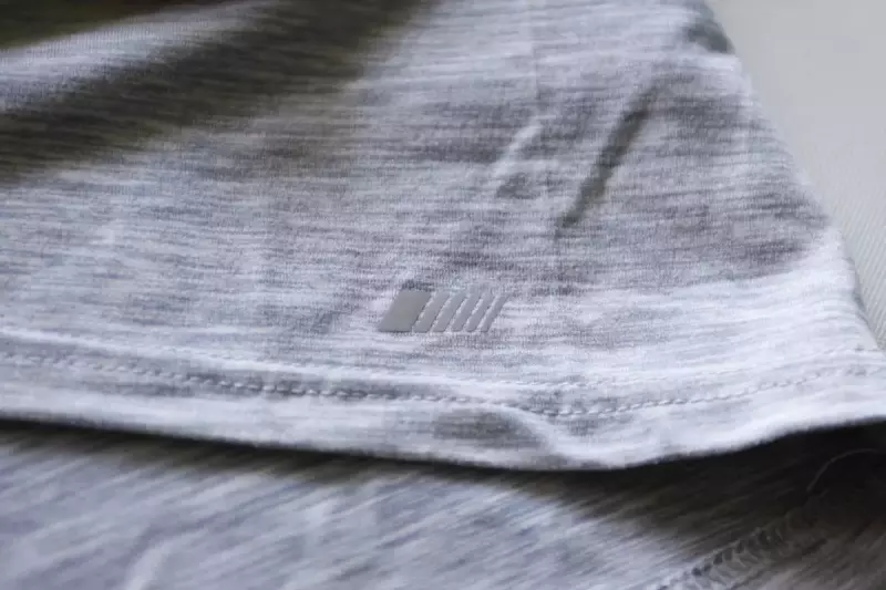 Amazonオリジナルのベースレイヤーの生地質