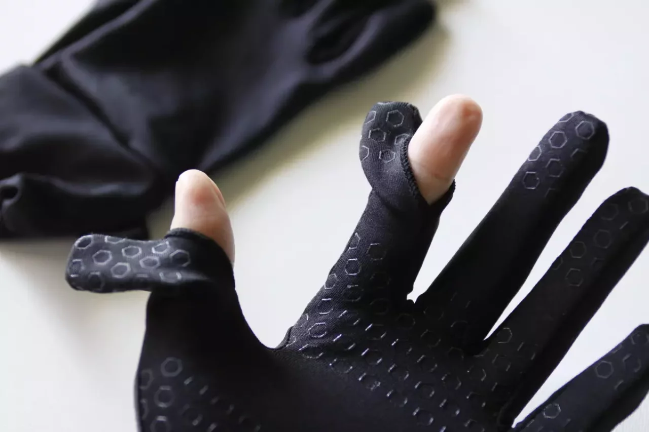 指先だけ出せてスマホ操作ができるグローブ