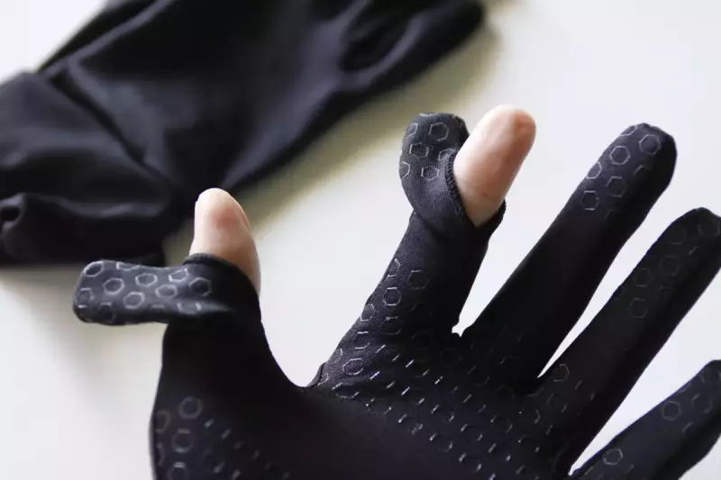 指先だけ出せてスマホ操作ができるグローブ