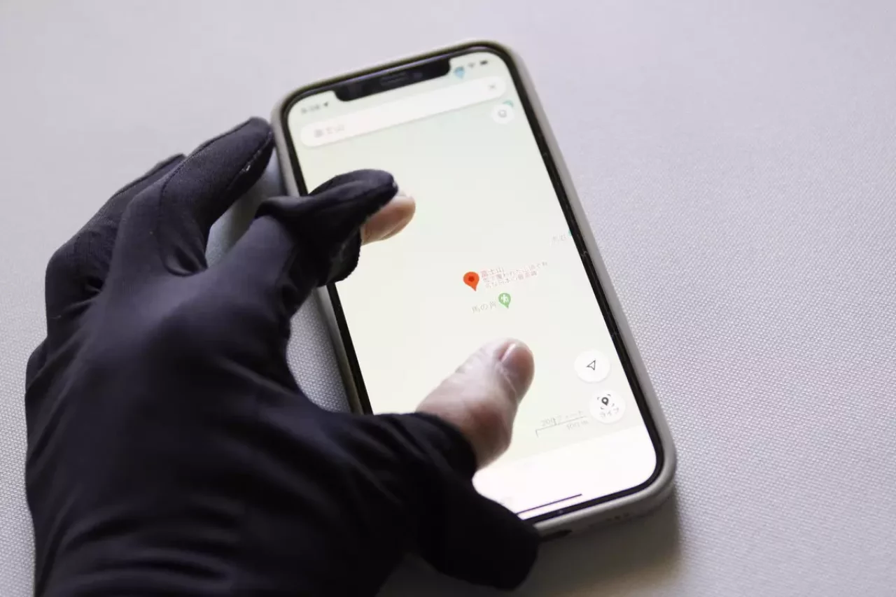 指先だけ出せてスマホ操作ができるグローブ