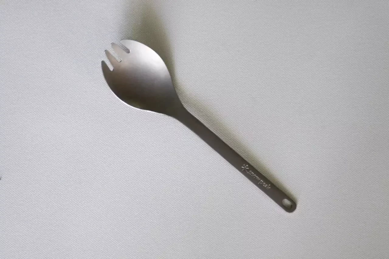 すくえて、麺を絡める優れたカトラリー『スノーピーク チタン先割れスプーン』