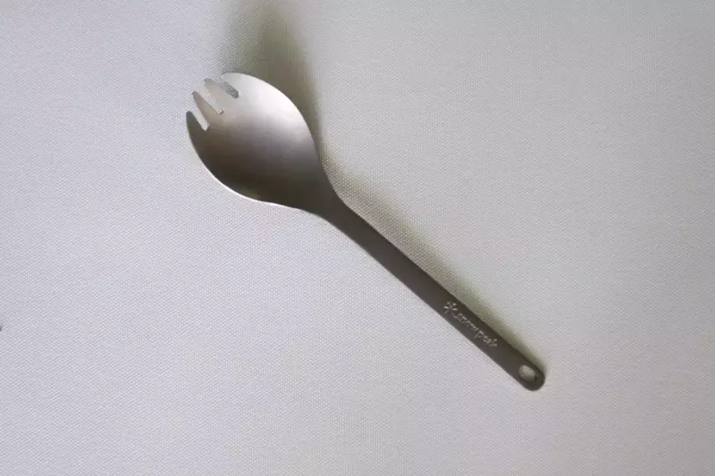 すくえて、麺を絡める優れたカトラリー『スノーピーク チタン先割れスプーン』