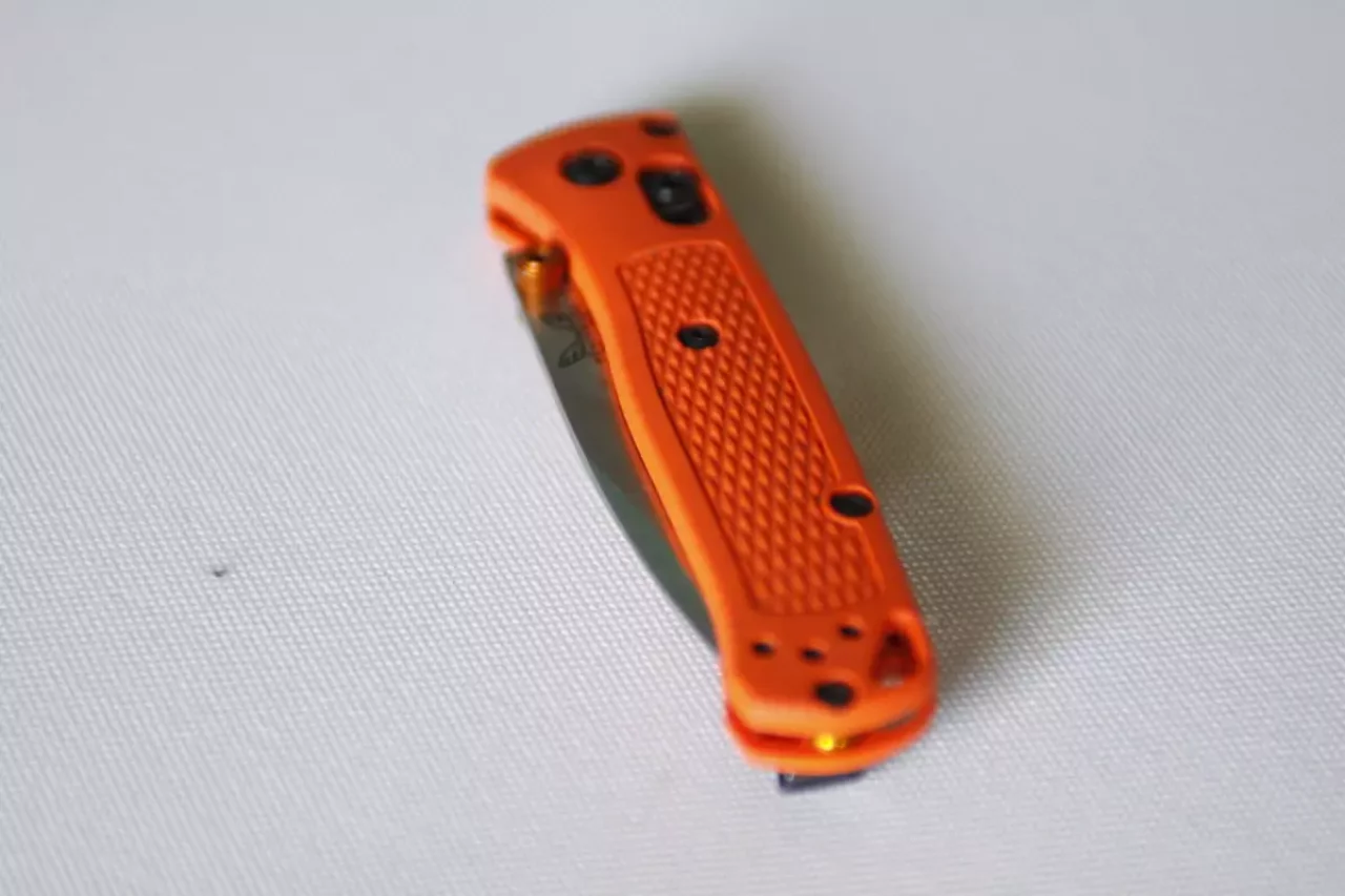 片手で開閉・切れ味抜群『ベンチメイド ミニバグアウト』