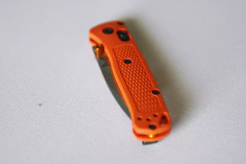 片手で開閉・切れ味抜群『ベンチメイド ミニバグアウト』