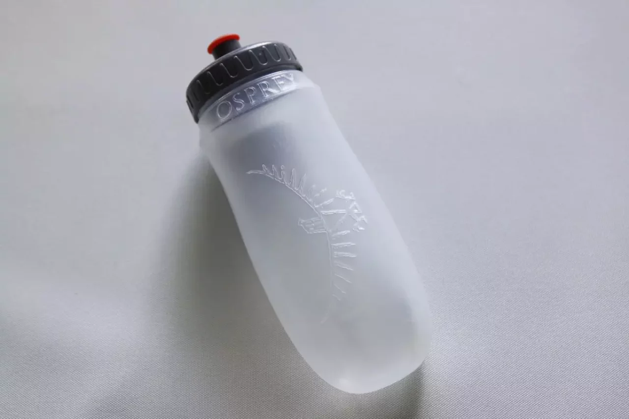 握りやすく溢れない登山用水筒『オスプレー スポーツボトル』