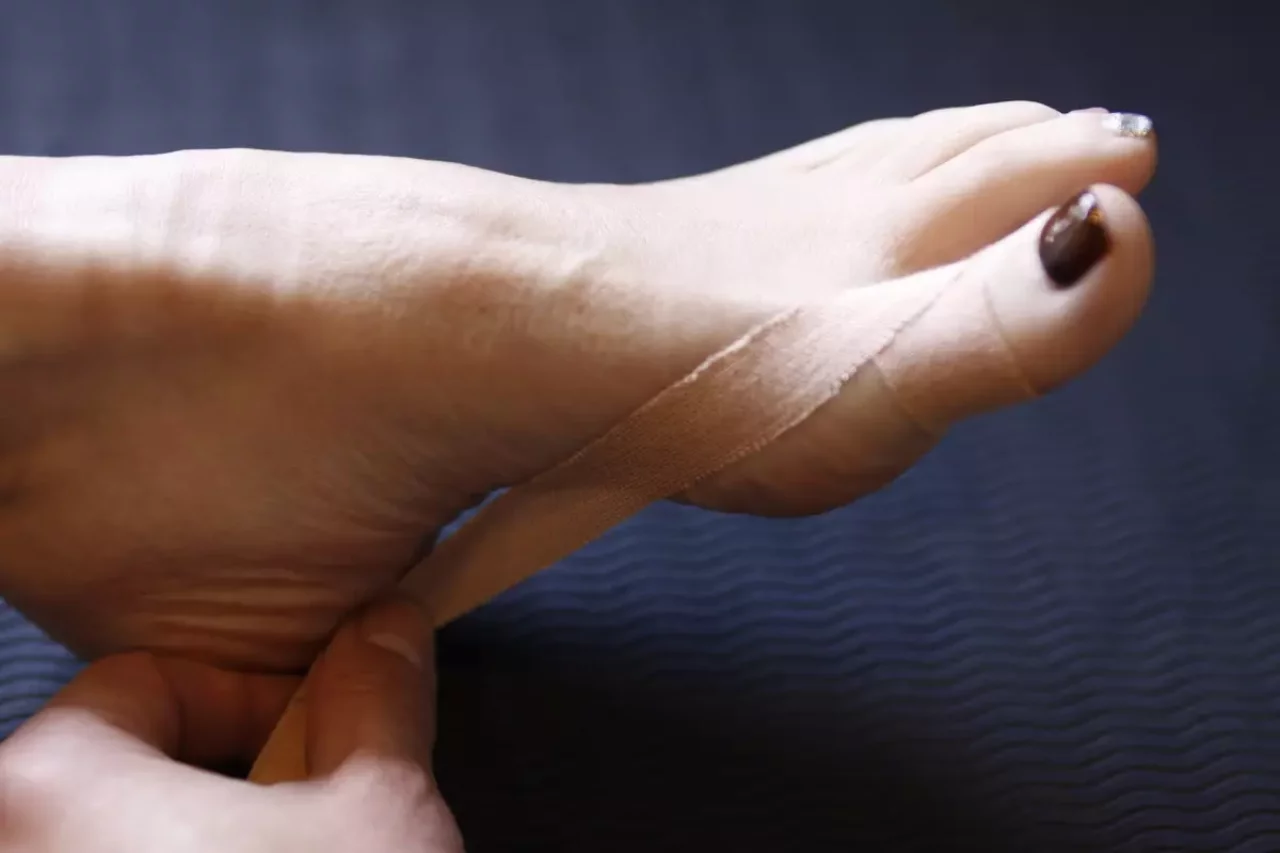 外反母趾に有効なテーピング ステップ2-足の外側から内側に向けてテーピング