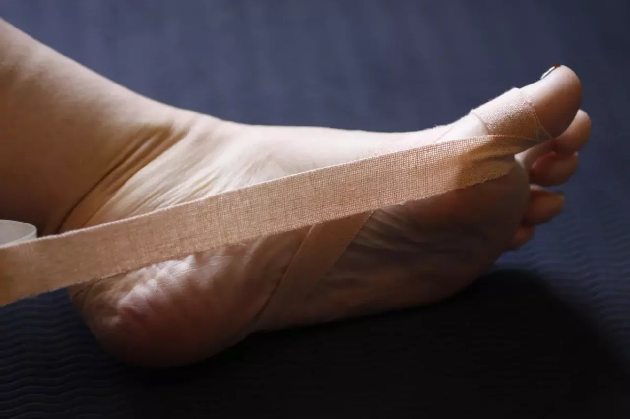 外反母趾に有効なテーピング ステップ5-かかとの外側に向けてテーピングで完成