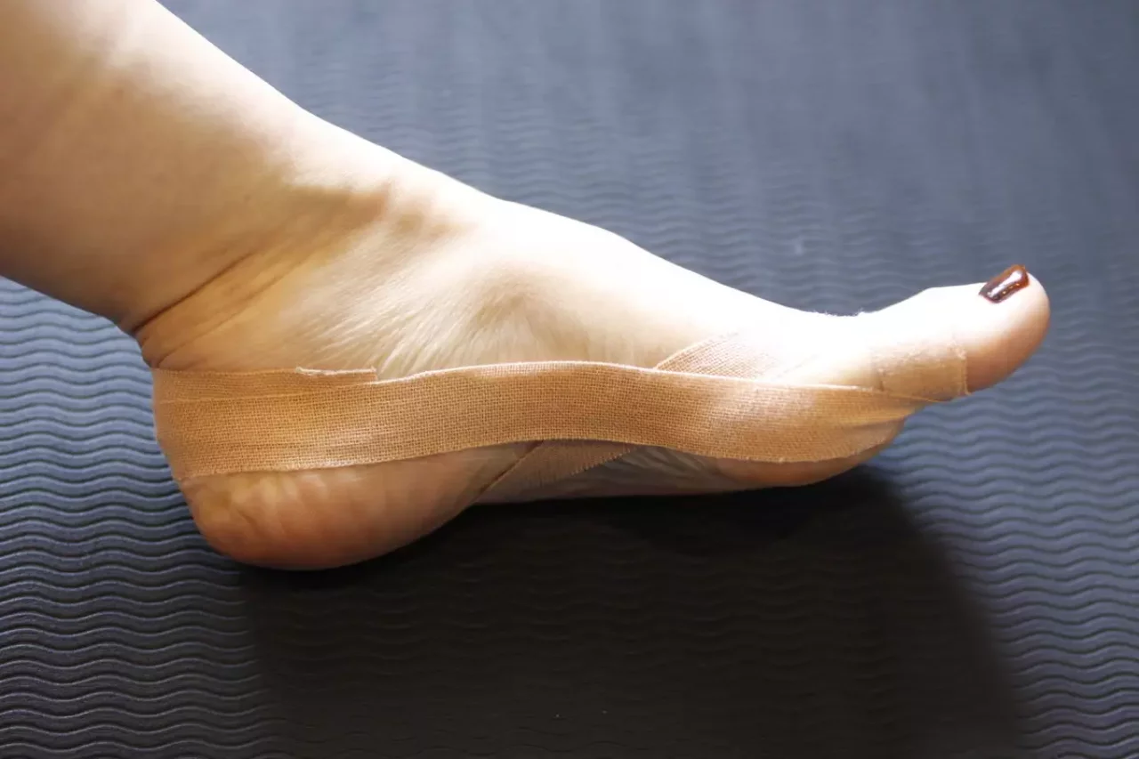 外反母趾に有効なテーピング ステップ5-かかとの外側に向けてテーピングで完成