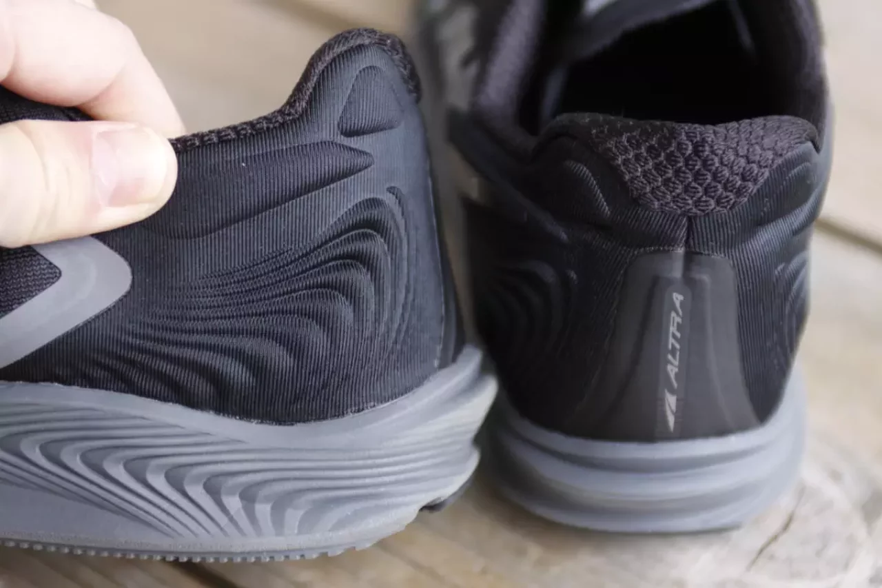 足指を使えるアルトラのシューズ