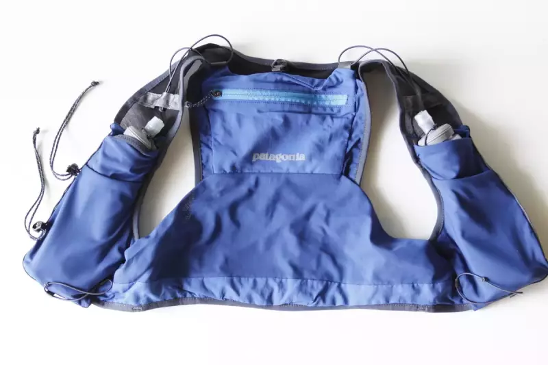 ウェアのようにデザインされたベストタイプのトレイルランニング用ザック