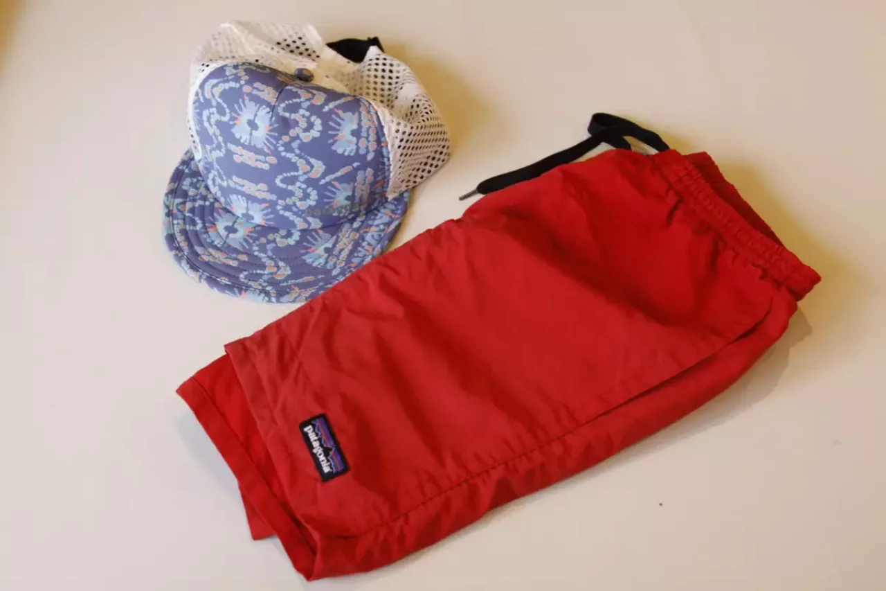 ダックビル・トラッカー・ハットはバギーズパンツと同じ素材