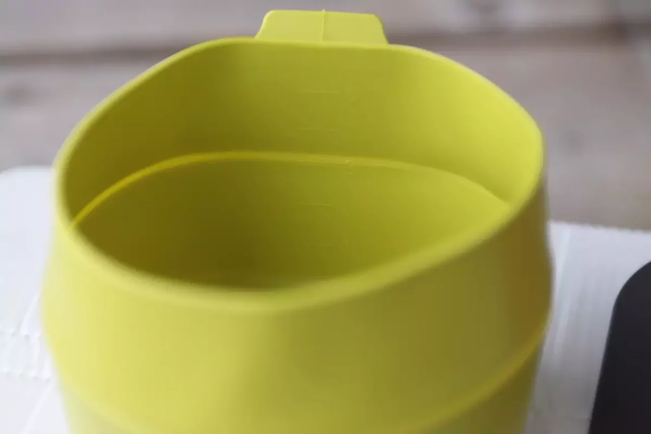 カップの内側にあるツマミ部分を引き上げると、折りたたまれていたカップの縁が立ち上がる