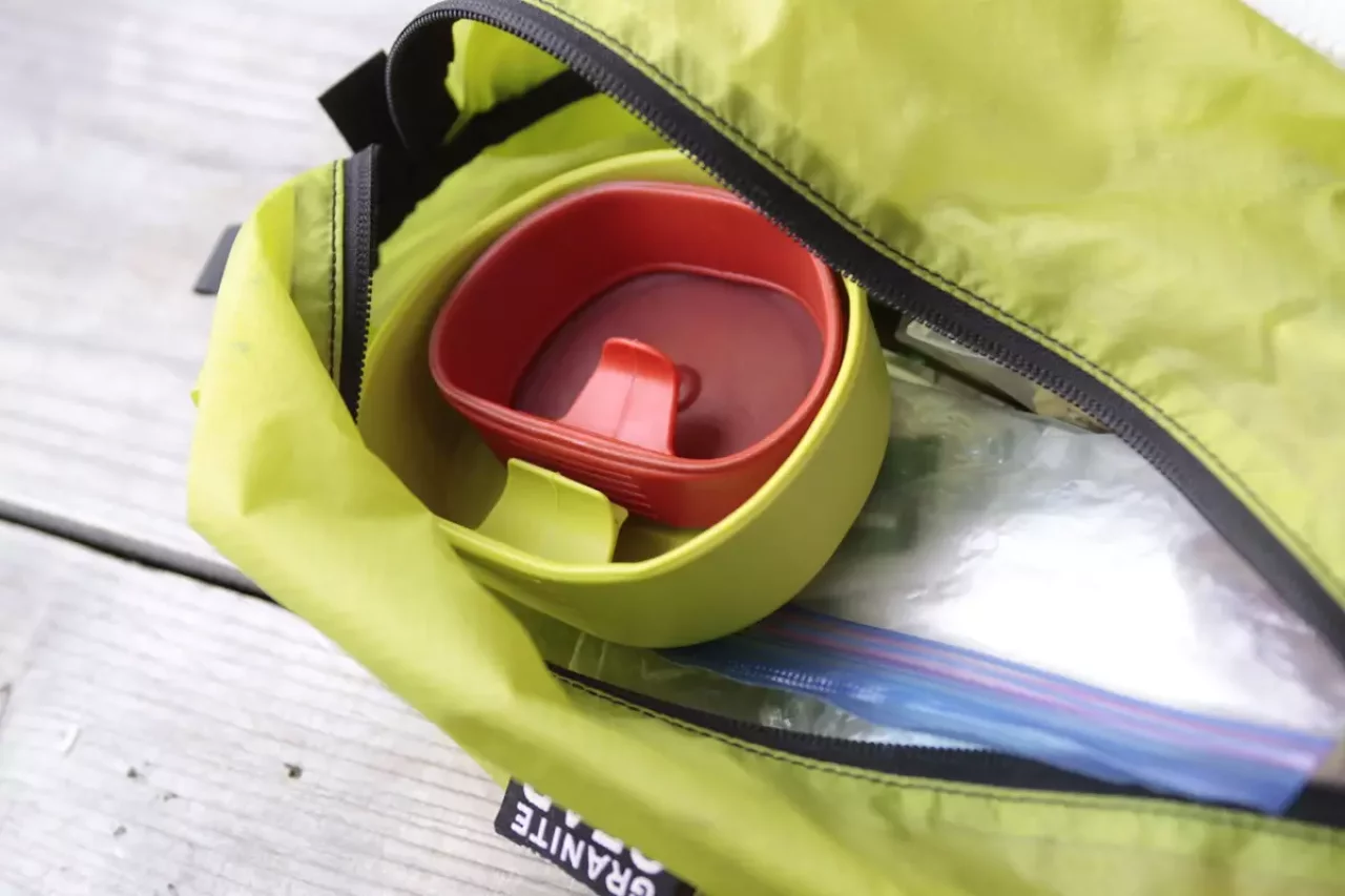 スタッフバッグにカトラリー類をまとめて仕舞う