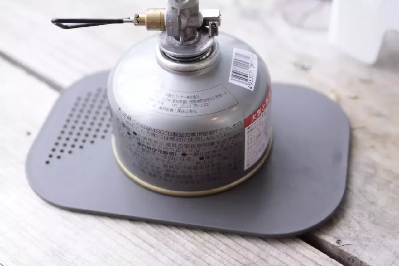 ウィルドゥ フォールダーカップやカトラリーなどを置くテーブル代わり