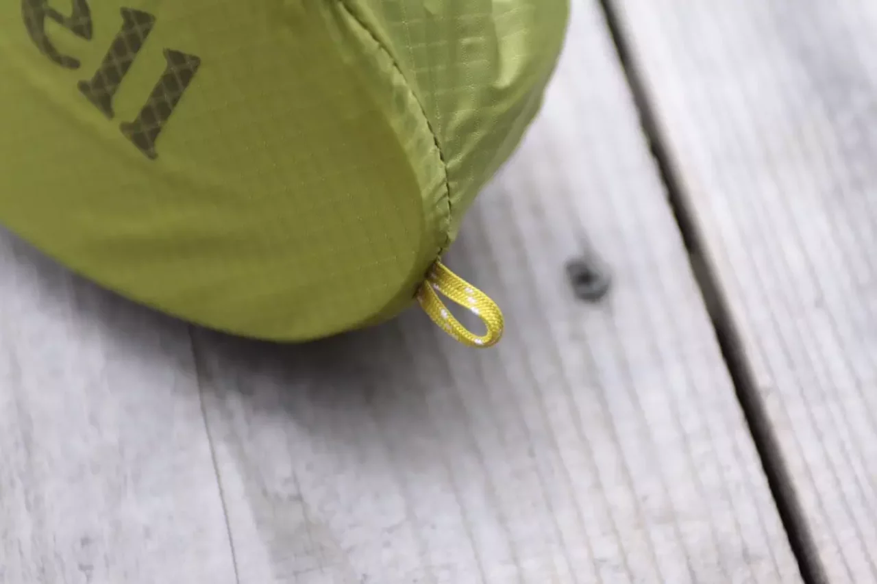 カラビナなどでザックに取り付けることもできます。