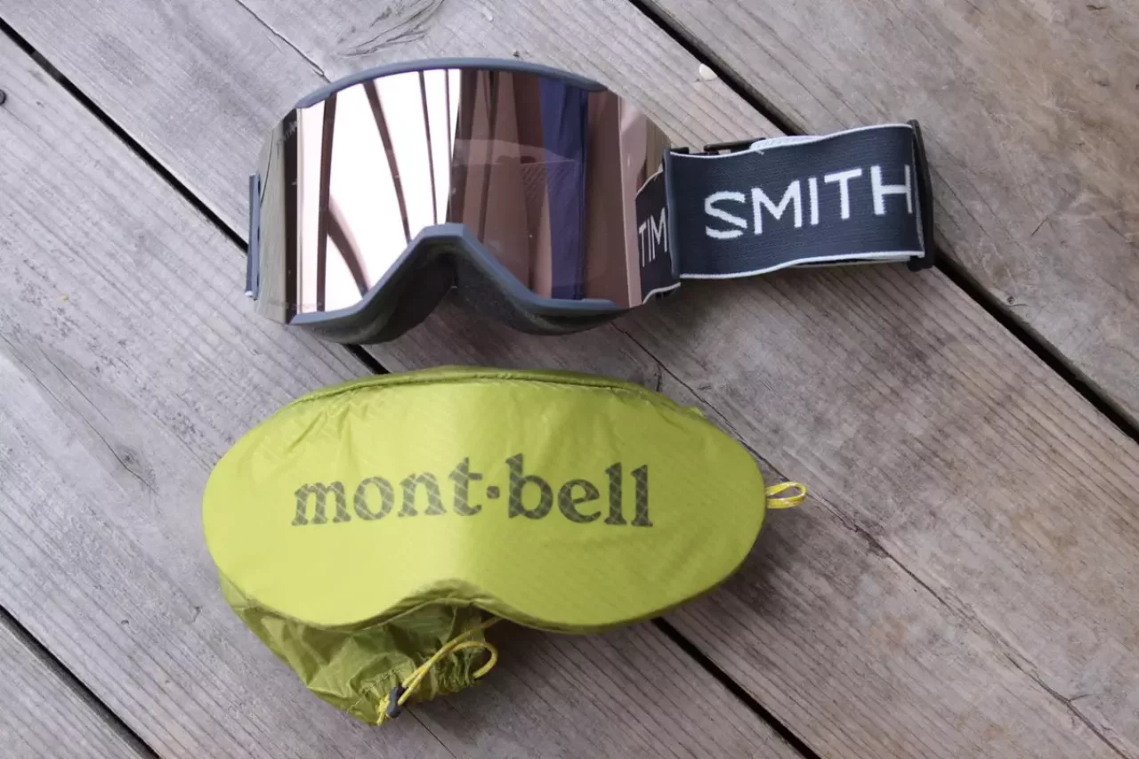 スキー用ゴーグルはスミスのスカットマグを使用しており、問題なく収納することができる