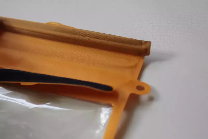 モンベルモバイルドライポーチの使い方2