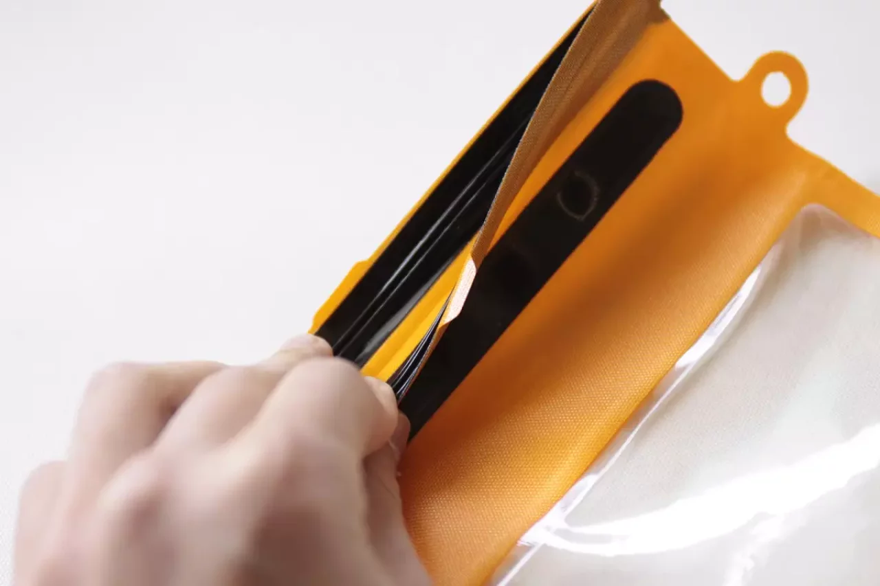 モンベルモバイルドライポーチの使い方1