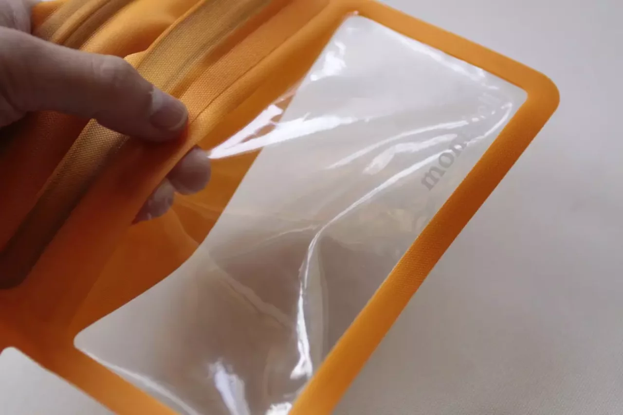 モンベルモバイルドライポーチ 透明部分の張り付き