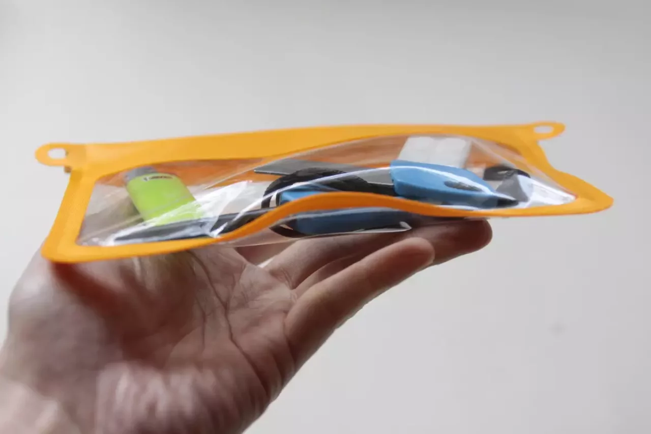 モンベル モバイルドライポーチの重量