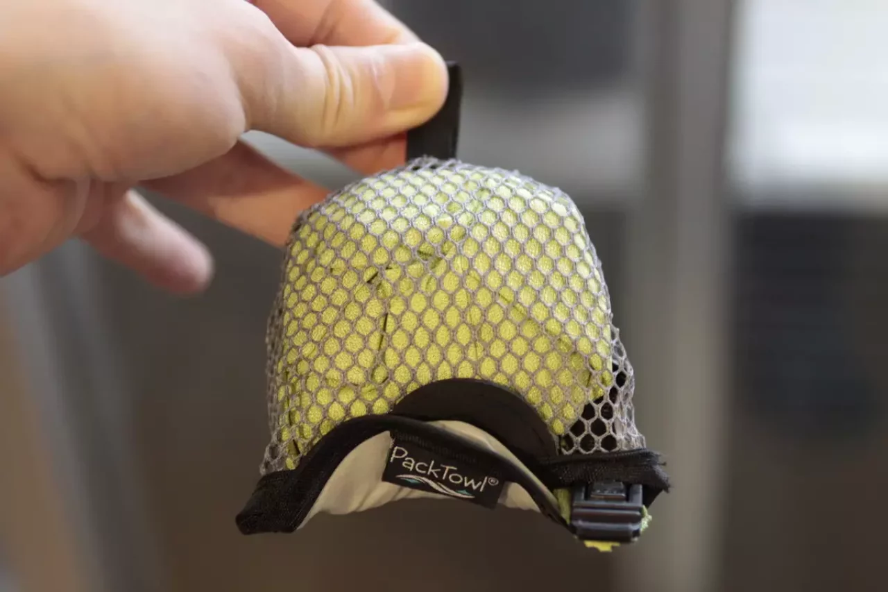 登山用タオルの持ち方-収納ポーチをカラビナでザックのショルダーハーネスに取り付けて持ち歩く