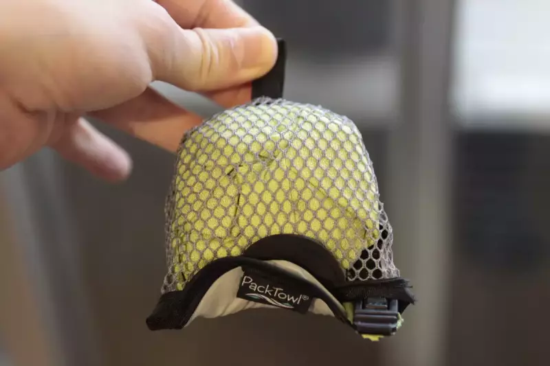 登山用タオルの持ち方-収納ポーチをカラビナでザックのショルダーハーネスに取り付けて持ち歩く