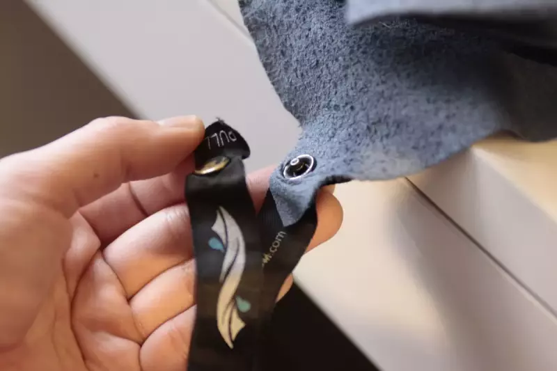 登山用タオルの持ち方-スナップボタン付きのループがついている登山用タオル