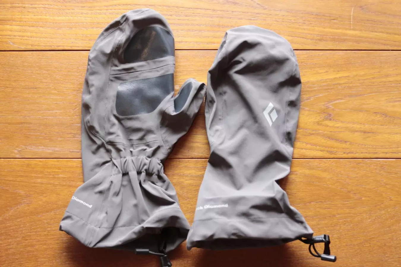 登山で活躍するオーバーグローブ『ブラックダイヤモンド ウォータープルーフ オーバーミット』
