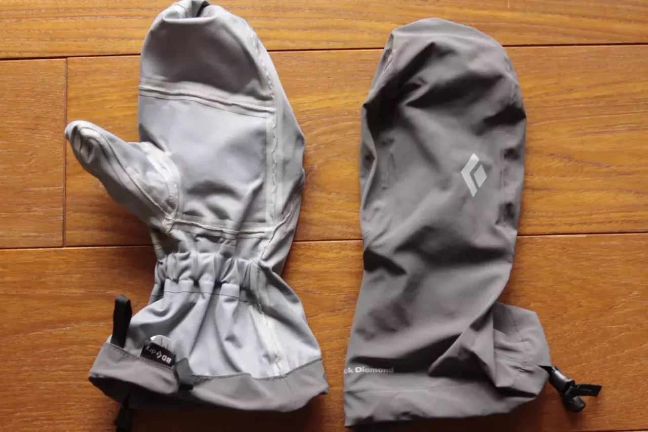 透湿性と防水性を備えた2.5レイヤーBDドライに、フルシームテープ処理により縫い目からの水の侵入をしっかりとブロック