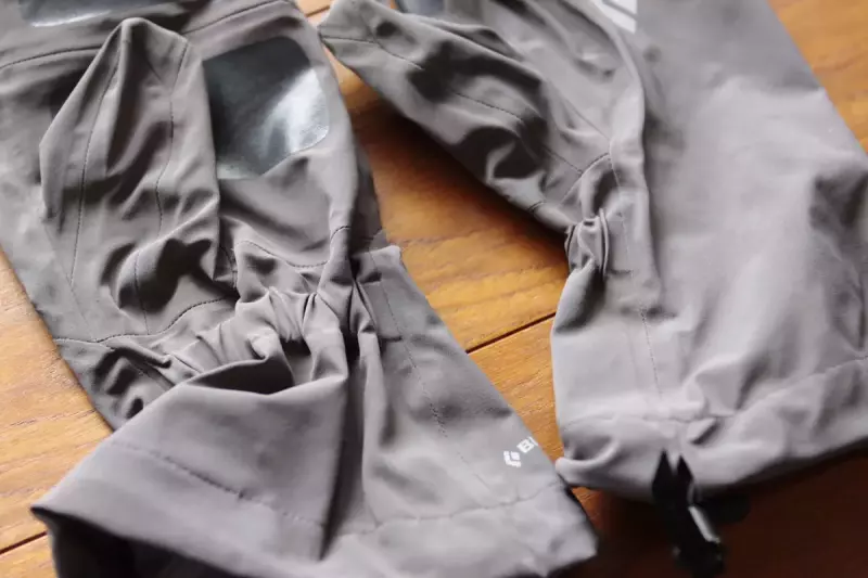 登山で活躍するオーバーグローブ-フィット感