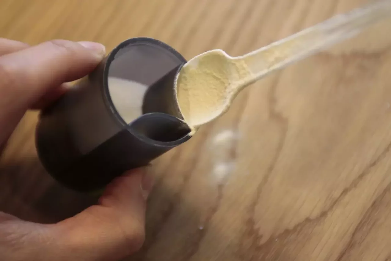 ウィルドゥのシェイカーへ調味料を入れる