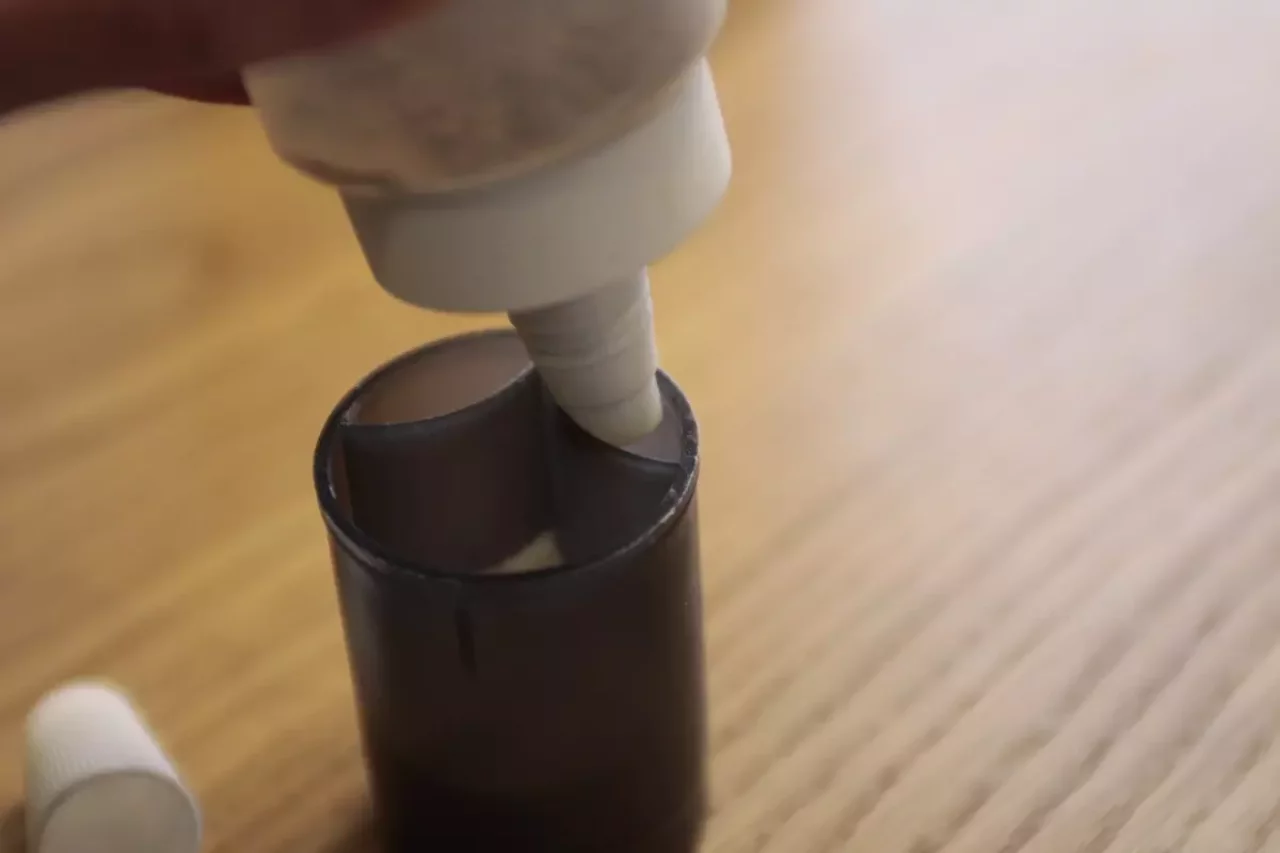 ウィルドゥのシェイカーへ調味料を入れる