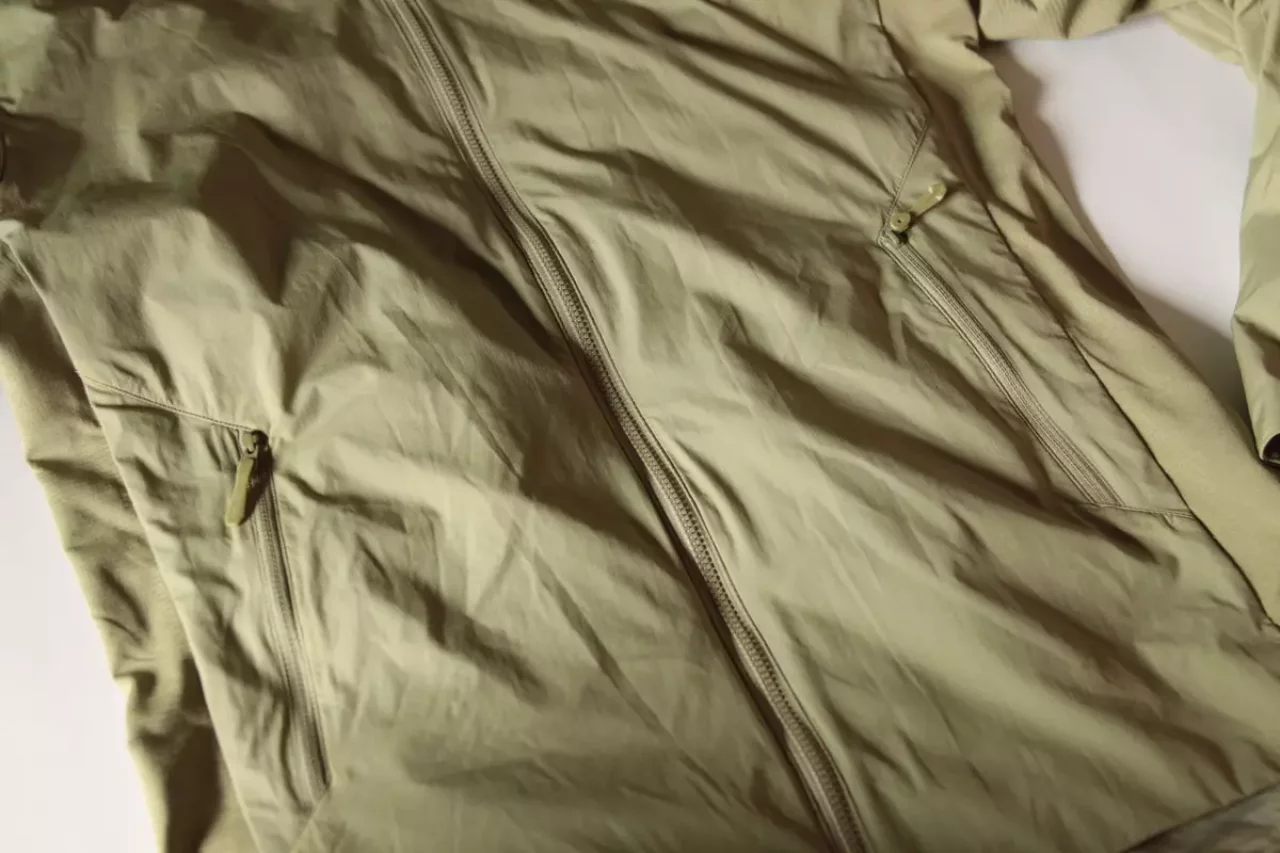 ポケットはハンドウォーマーポケットがふたつのみ