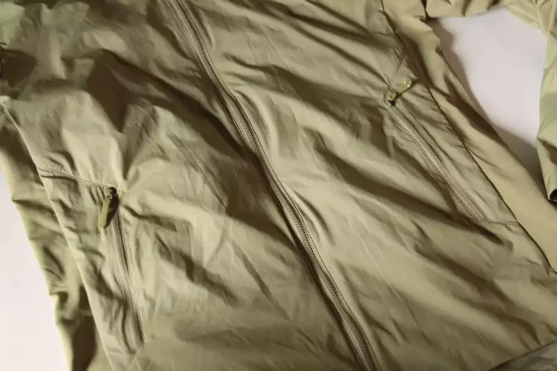 ポケットはハンドウォーマーポケットがふたつのみ