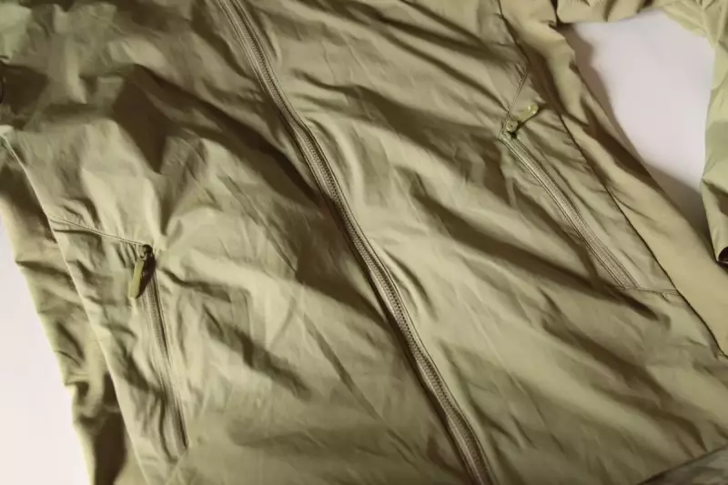 ポケットはハンドウォーマーポケットがふたつのみ