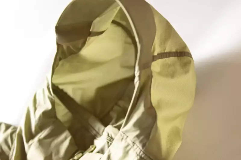 フードは表生地1枚のみで、ウィンドブレーカーのフードと同じ作り