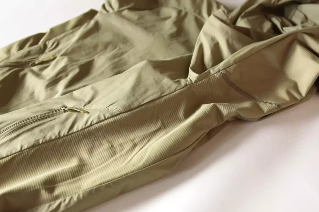 脇腹から脇下、脇下から袖口の部分までは薄いフリースパネル