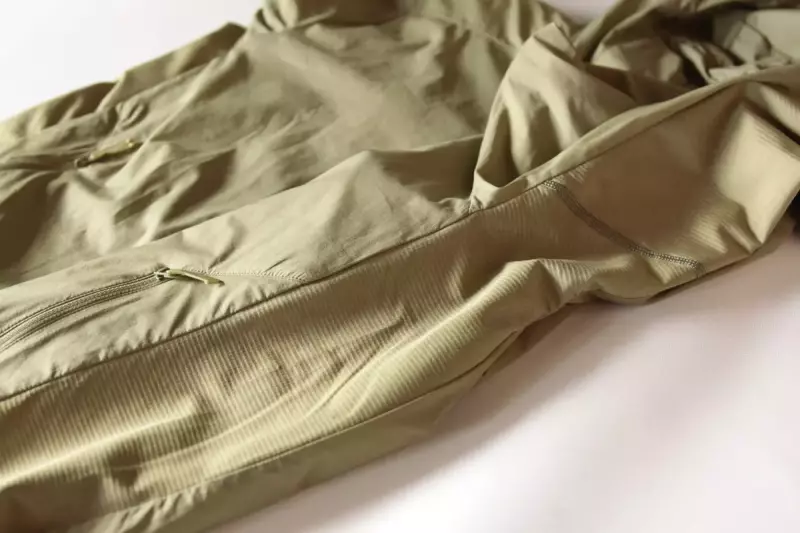 脇腹から脇下、脇下から袖口の部分までは薄いフリースパネル