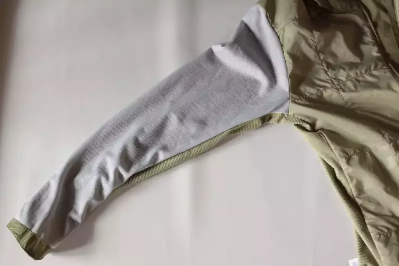 体幹の部分のみに薄い化繊綿が入っており、袖部分は表生地とメッシュ生地が裏地に貼られた仕様