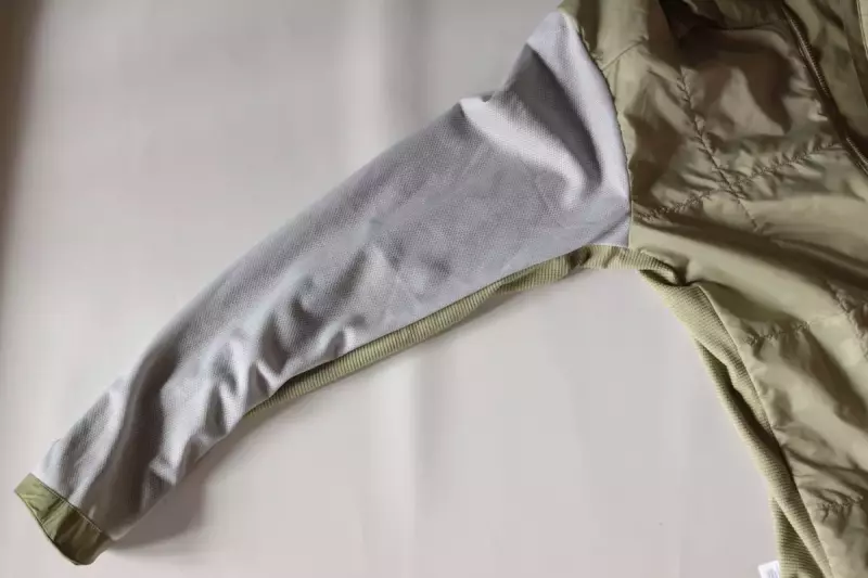 体幹の部分のみに薄い化繊綿が入っており、袖部分は表生地とメッシュ生地が裏地に貼られた仕様
