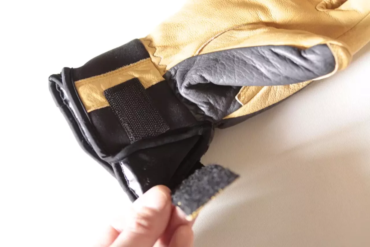 手のひら側にネオプレーンを配したベルクロ止めのカフで手首にしっかりフィット