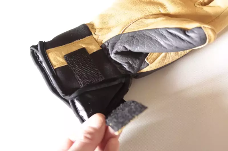 手のひら側にネオプレーンを配したベルクロ止めのカフで手首にしっかりフィット