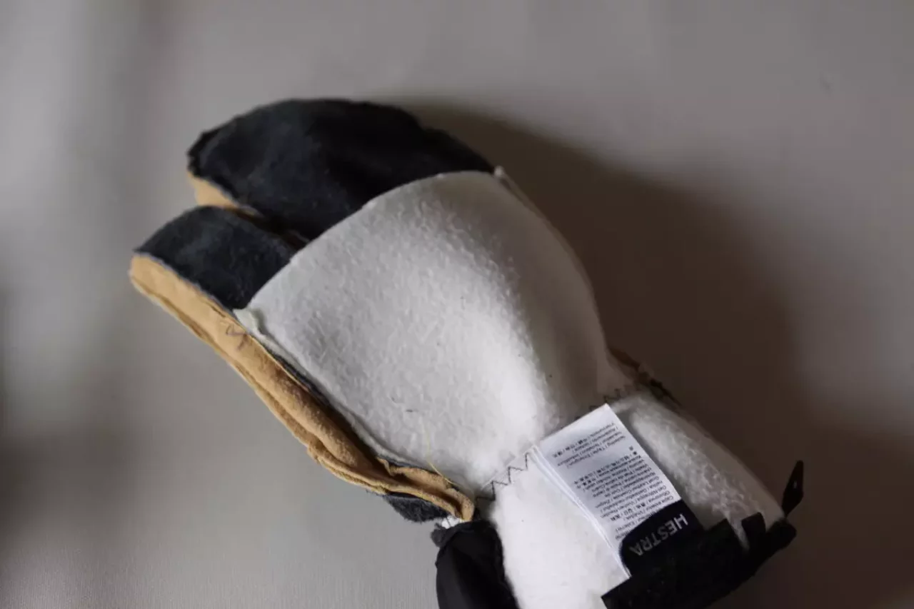 手の甲部分には保温力を高めるためにさらに厚手のフリースが縫い込まれて