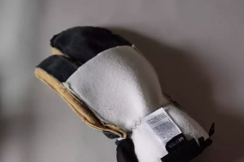 手の甲部分には保温力を高めるためにさらに厚手のフリースが縫い込まれて