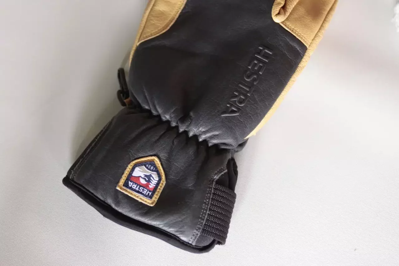 短いカフで雪の侵入を防ぐ